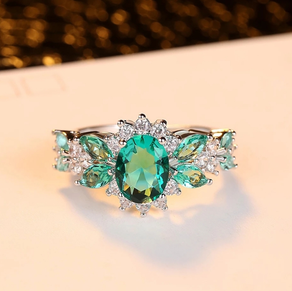 NEW woman's green clear Crystal ring!!!! - Picture 4 of 5